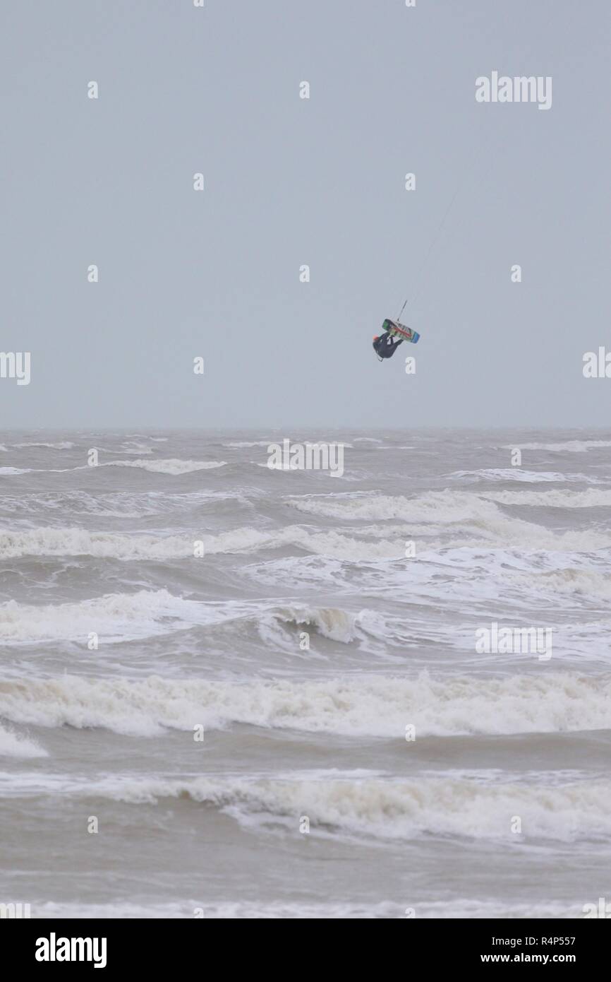 Hastings, East Sussex, UK. 28 Nov, 2018. UK Wetter: Sturm Diana Hits die Stadt mit mit nur wenigen Menschen trotzen die windigen und regnerischen Wetter. Windböen werden voraussichtlich auf 50 mph und anhaltender Regen überschreiten, ist für die nächsten Tage prognostiziert. Kite Surfer trotzen dem windigen Bedingungen. © Paul Lawrenson 2018, Foto: Paul Lawrenson/Alamy leben Nachrichten Stockfoto