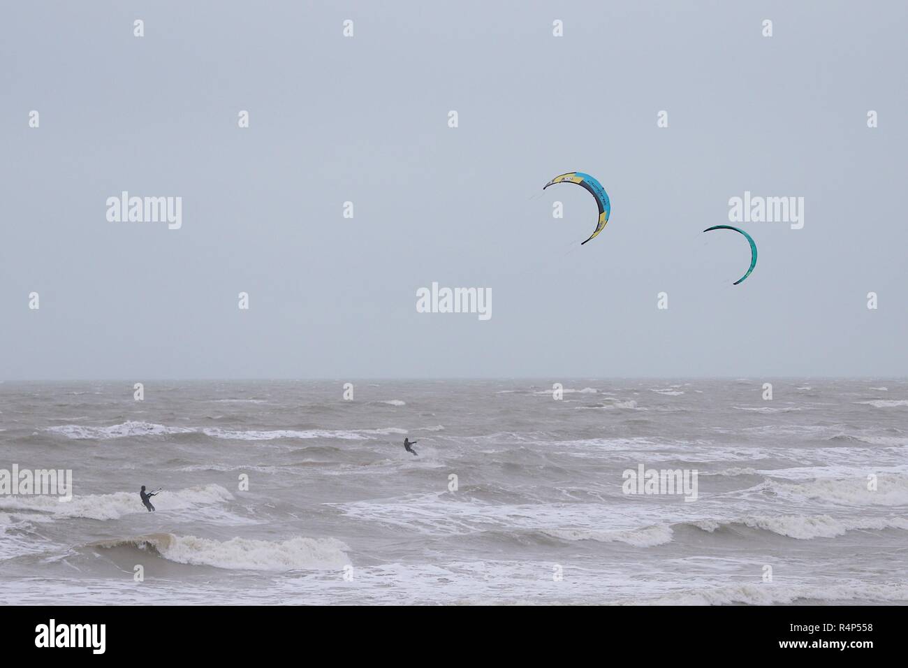 Hastings, East Sussex, UK. 28 Nov, 2018. UK Wetter: Sturm Diana Hits die Stadt mit mit nur wenigen Menschen trotzen die windigen und regnerischen Wetter. Windböen werden voraussichtlich auf 50 mph und anhaltender Regen überschreiten, ist für die nächsten Tage prognostiziert. Kite Surfer trotzen dem windigen Bedingungen. © Paul Lawrenson 2018, Foto: Paul Lawrenson/Alamy leben Nachrichten Stockfoto