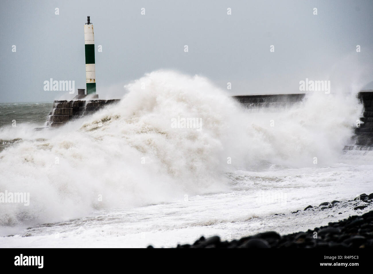 Aberystwyth Wales UK, 28/11/2018 UK Wetter: Sturm Diana mit Winde, die bis 60 oder 70 mph, mit einer Flut kombiniert, bringt enorme Wellen zerschlagen das Meer Abwehr in Aberystwyth auf der Cardigan Bay Küste von West Wales. Die UK Met Office hat eine gelbe Warnmeldung für Wind heute und morgen für den westlichen Teil der Britischen Inseln ausgestellt, mit der Gefahr von Sachschäden und Betriebsunterbrechungen zu reisen. Photo credit Keith Morris/Alamy leben Nachrichten Stockfoto