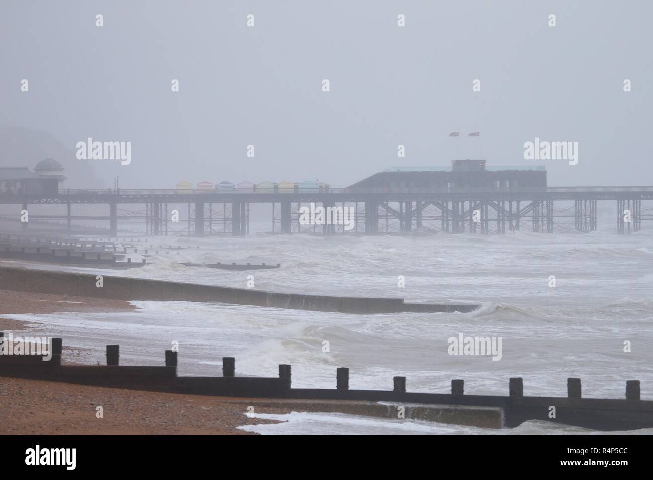 Hastings, East Sussex, UK. 28 Nov, 2018. UK Wetter: Sturm Diana Hits die Stadt mit mit nur wenigen Menschen trotzen die windigen und regnerischen Wetter. Windböen werden voraussichtlich auf 50 mph und anhaltender Regen überschreiten, ist für die nächsten Tage prognostiziert. © Paul Lawrenson 2018, Foto: Paul Lawrenson/Alamy leben Nachrichten Stockfoto