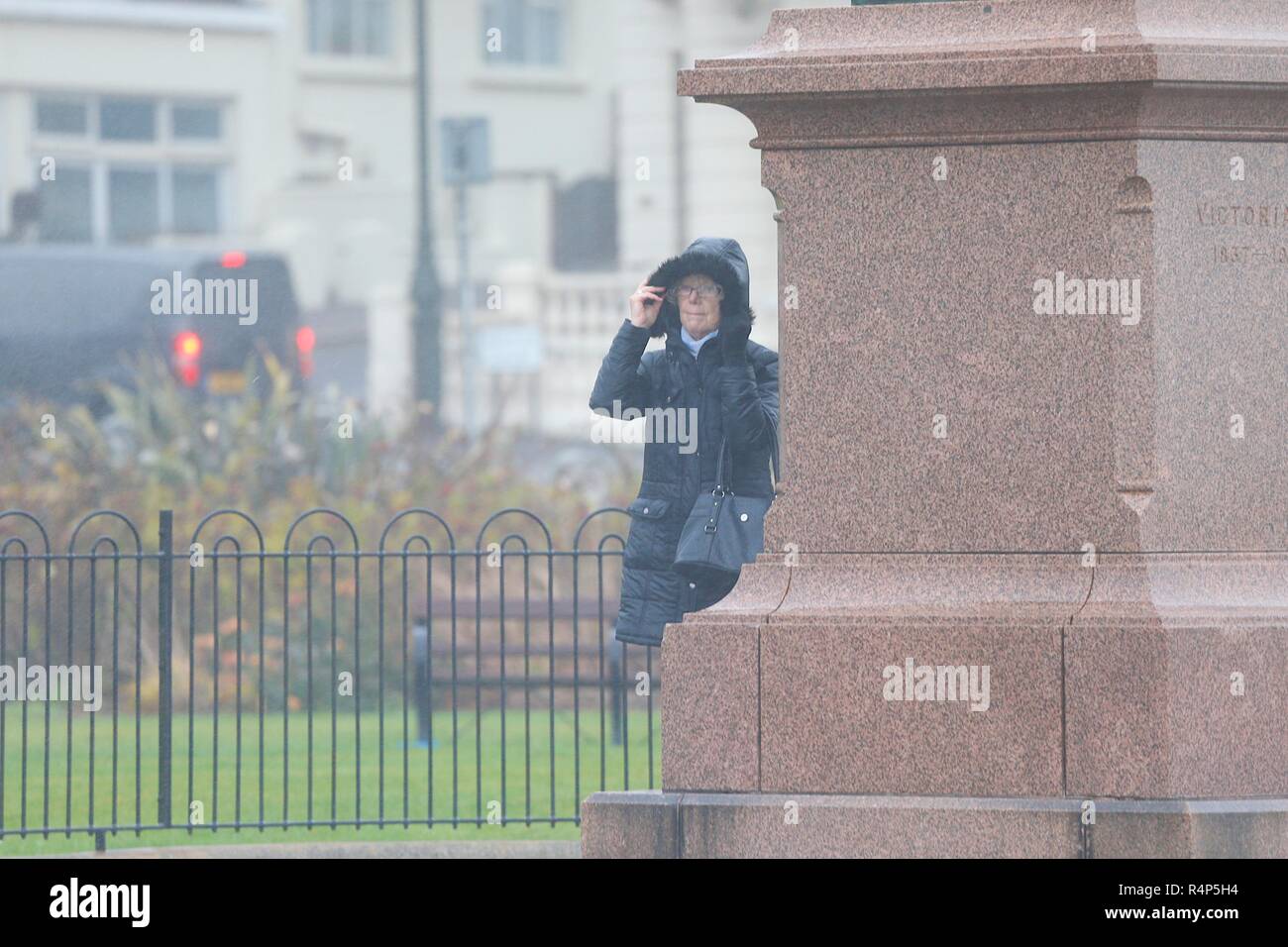 Hastings, East Sussex, UK. 28 Nov, 2018. UK Wetter: Sturm Diana Hits die Stadt mit mit nur wenigen Menschen trotzen die windigen und regnerischen Wetter. Windböen werden voraussichtlich auf 50 mph und anhaltender Regen überschreiten, ist für die nächsten Tage prognostiziert. © Paul Lawrenson 2018, Foto: Paul Lawrenson/Alamy leben Nachrichten Stockfoto