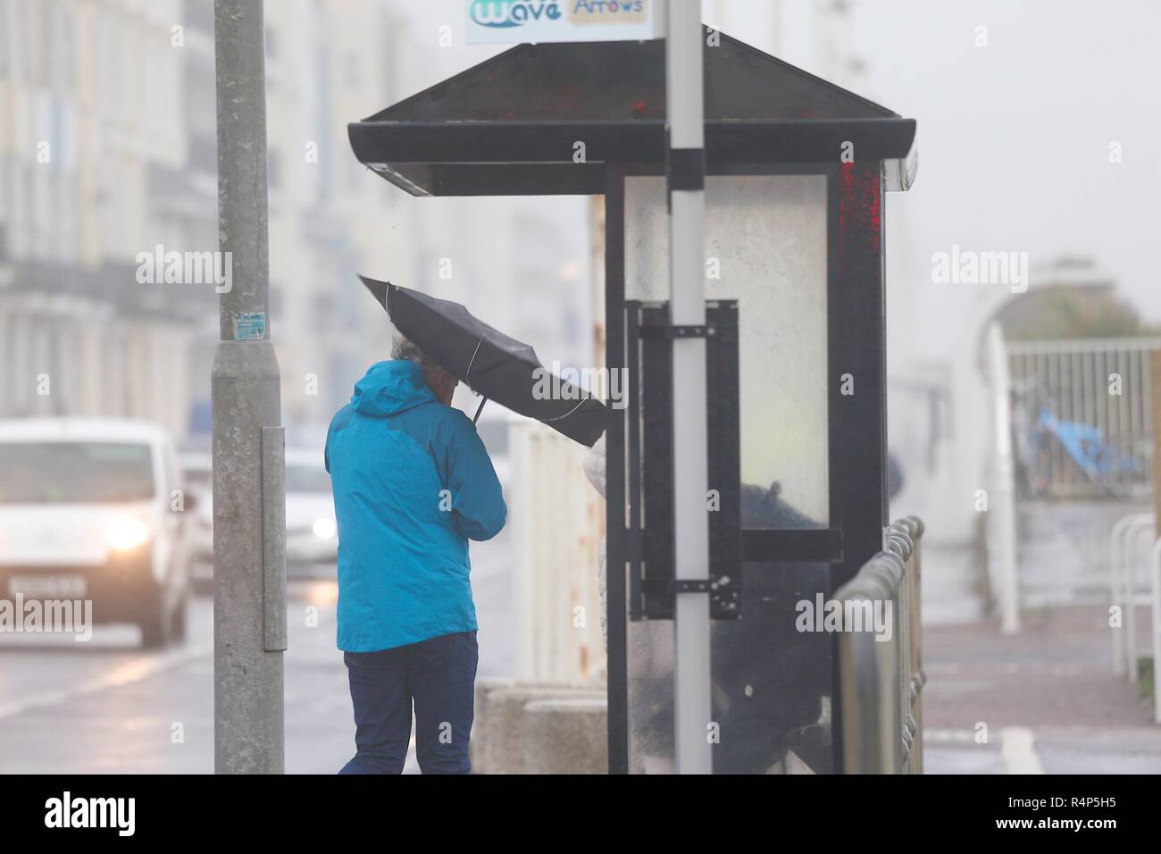 Hastings, East Sussex, UK. 28 Nov, 2018. UK Wetter: Sturm Diana Hits die Stadt mit mit nur wenigen Menschen trotzen die windigen und regnerischen Wetter. Windböen werden voraussichtlich auf 50 mph und anhaltender Regen überschreiten, ist für die nächsten Tage prognostiziert. © Paul Lawrenson 2018, Foto: Paul Lawrenson/Alamy leben Nachrichten Stockfoto