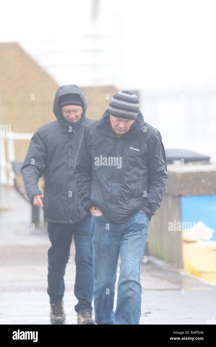 Hastings, East Sussex, UK. 28 Nov, 2018. UK Wetter: Sturm Diana Hits die Stadt mit mit nur wenigen Menschen trotzen die windigen und regnerischen Wetter. Windböen werden voraussichtlich auf 50 mph und anhaltender Regen überschreiten, ist für die nächsten Tage prognostiziert. © Paul Lawrenson 2018, Foto: Paul Lawrenson/Alamy leben Nachrichten Stockfoto