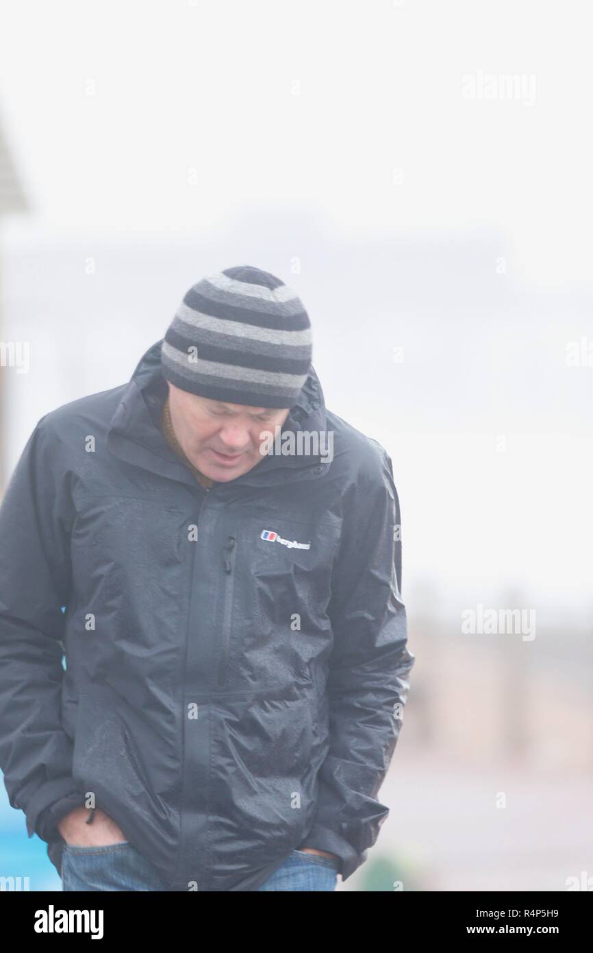 Hastings, East Sussex, UK. 28 Nov, 2018. UK Wetter: Sturm Diana Hits die Stadt mit mit nur wenigen Menschen trotzen die windigen und regnerischen Wetter. Windböen werden voraussichtlich auf 50 mph und anhaltender Regen überschreiten, ist für die nächsten Tage prognostiziert. © Paul Lawrenson 2018, Foto: Paul Lawrenson/Alamy leben Nachrichten Stockfoto