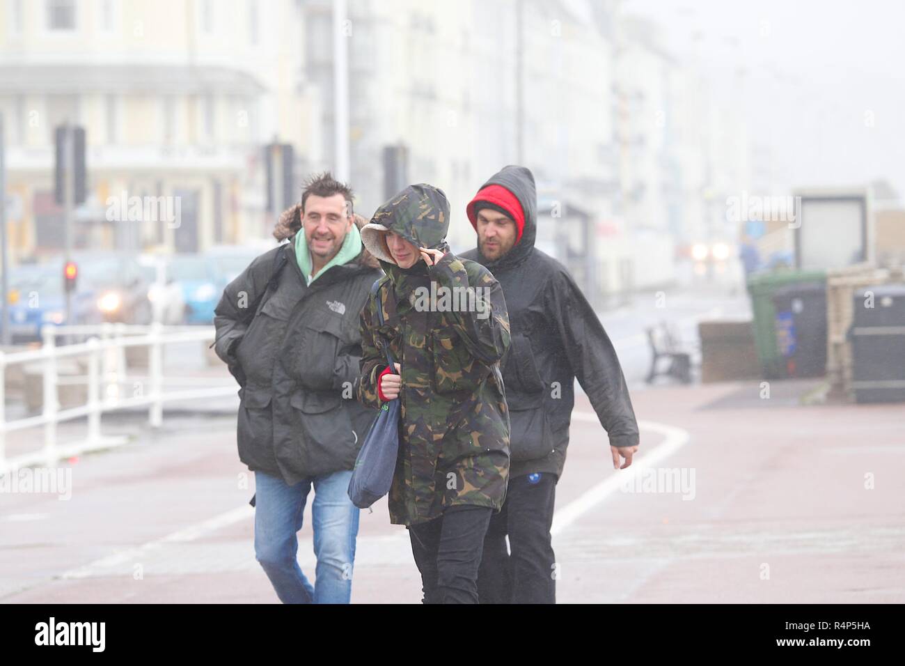 Hastings, East Sussex, UK. 28 Nov, 2018. UK Wetter: Sturm Diana Hits die Stadt mit mit nur wenigen Menschen trotzen die windigen und regnerischen Wetter. Windböen werden voraussichtlich auf 50 mph und anhaltender Regen überschreiten, ist für die nächsten Tage prognostiziert. © Paul Lawrenson 2018, Foto: Paul Lawrenson/Alamy leben Nachrichten Stockfoto