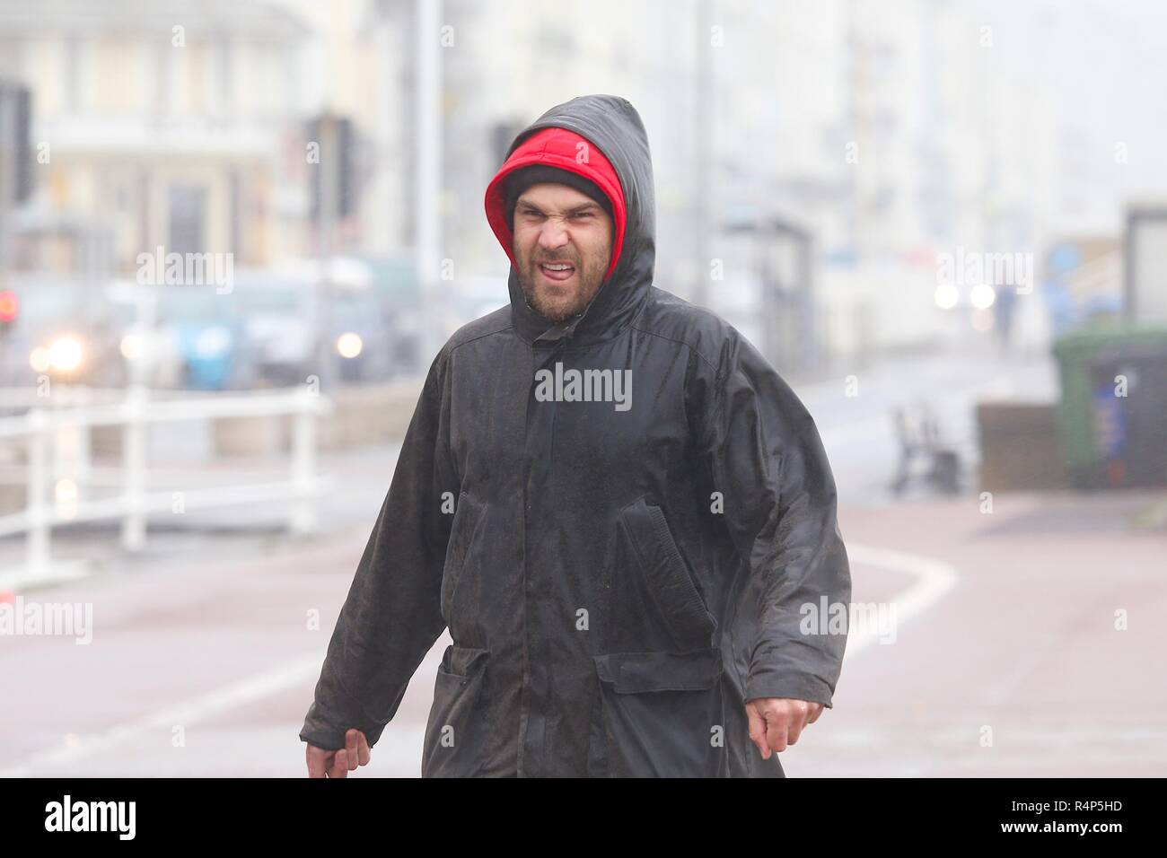 Hastings, East Sussex, UK. 28 Nov, 2018. UK Wetter: Sturm Diana Hits die Stadt mit mit nur wenigen Menschen trotzen die windigen und regnerischen Wetter. Windböen werden voraussichtlich auf 50 mph und anhaltender Regen überschreiten, ist für die nächsten Tage prognostiziert. © Paul Lawrenson 2018, Foto: Paul Lawrenson/Alamy leben Nachrichten Stockfoto