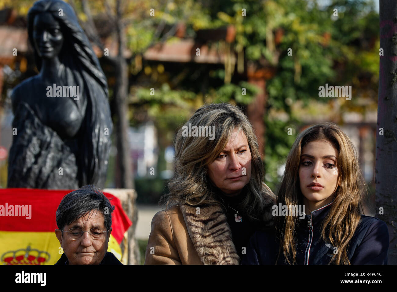 Madrid, Spanien. 28. November 2018. DIANA LOPEZ-PINEL, und ihre Schwester VALERIA GR haben einen sehr emotionalen Zeremonie teil. Die Eltern von Diana Gr, Juan Carlos Gr und Diana López-Pinel, und ihre Schwester Valeria haben einen sehr emotionalen Zeremonie in der Stadt Madrid Pozuelo de Alarcón, wo eine Plaza in Hommage an die ermordeten Kulturzone eingeweiht wurde besucht. Credit: Jesús Hellin/Alamy leben Nachrichten Stockfoto