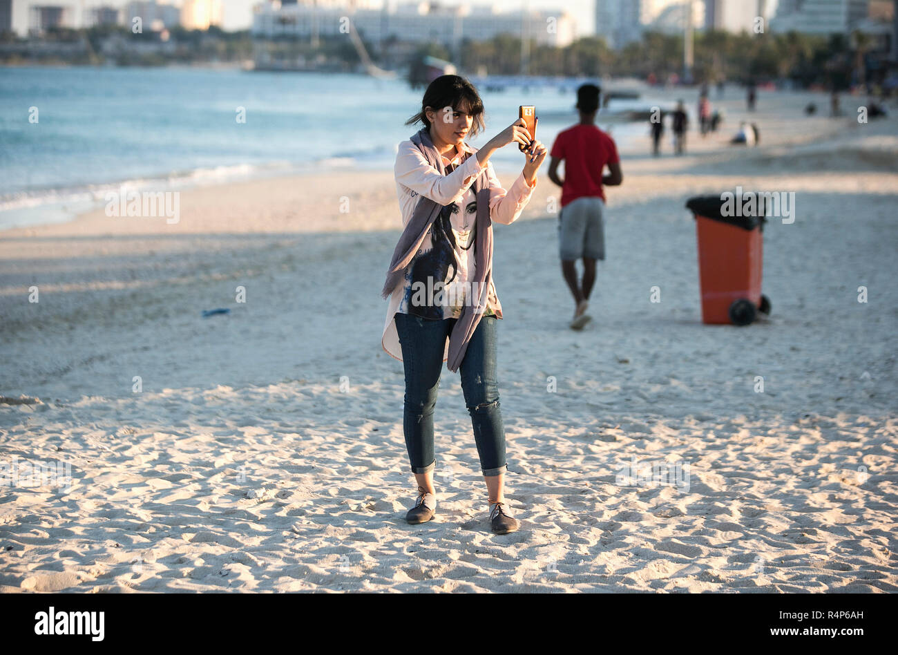 Insel Kisch, der Iran. 27 Nov, 2018. Eine Frau nimmt Bilder am Strand in Insel Kish, südlichen Iran am Nov. 27, 2018. Credit: Ahmad Halabisaz/Xinhua/Alamy leben Nachrichten Stockfoto