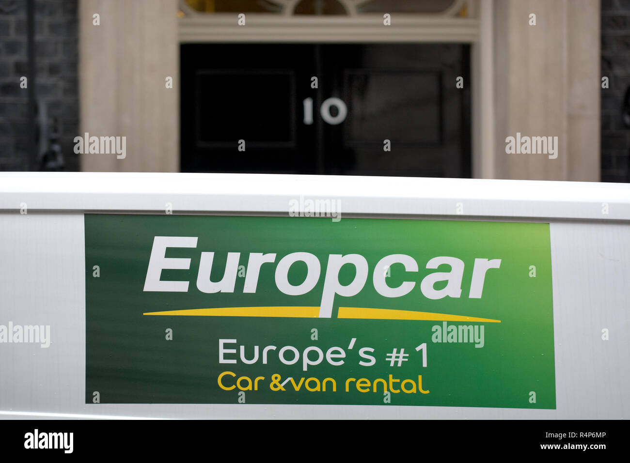 London, Großbritannien. 28. November 2018. Downing Street, London. Europcar Autovermietung van kommt ironischerweise bei 10 Downing Street Credit: PjrFoto/Alamy leben Nachrichten Stockfoto