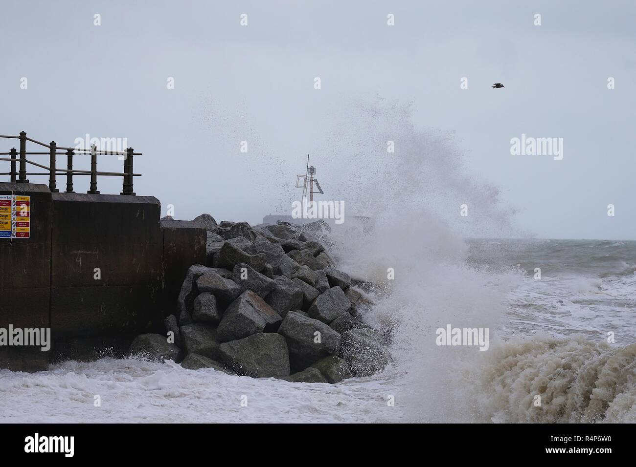 Hastings, East Sussex, UK. 28 Nov, 2018. UK Wetter: Sturm Diana Hits die Stadt mit mit nur wenigen Menschen trotzen die windigen und regnerischen Wetter. Windböen werden voraussichtlich auf 50 mph und anhaltender Regen überschreiten, ist für die nächsten Tage prognostiziert. Der Hafen Arm nimmt ein zerschlagen, als die Flut kommt. Credit: Paul Lawrenson/Alamy leben Nachrichten Stockfoto