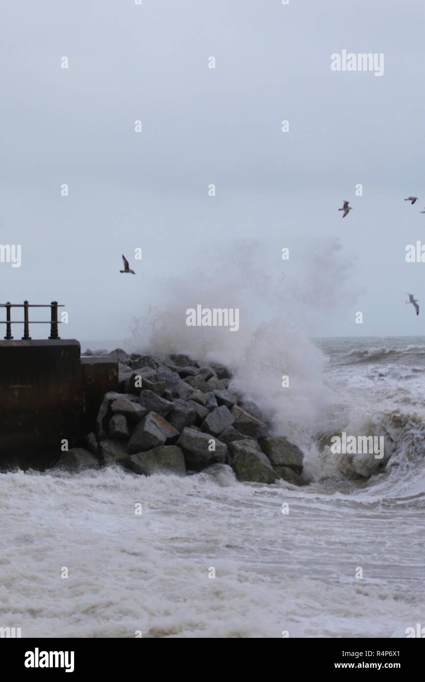 Hastings, East Sussex, UK. 28 Nov, 2018. UK Wetter: Sturm Diana Hits die Stadt mit mit nur wenigen Menschen trotzen die windigen und regnerischen Wetter. Windböen werden voraussichtlich auf 50 mph und anhaltender Regen überschreiten, ist für die nächsten Tage prognostiziert. Der Hafen Arm nimmt ein zerschlagen, als die Flut kommt. Credit: Paul Lawrenson/Alamy leben Nachrichten Stockfoto