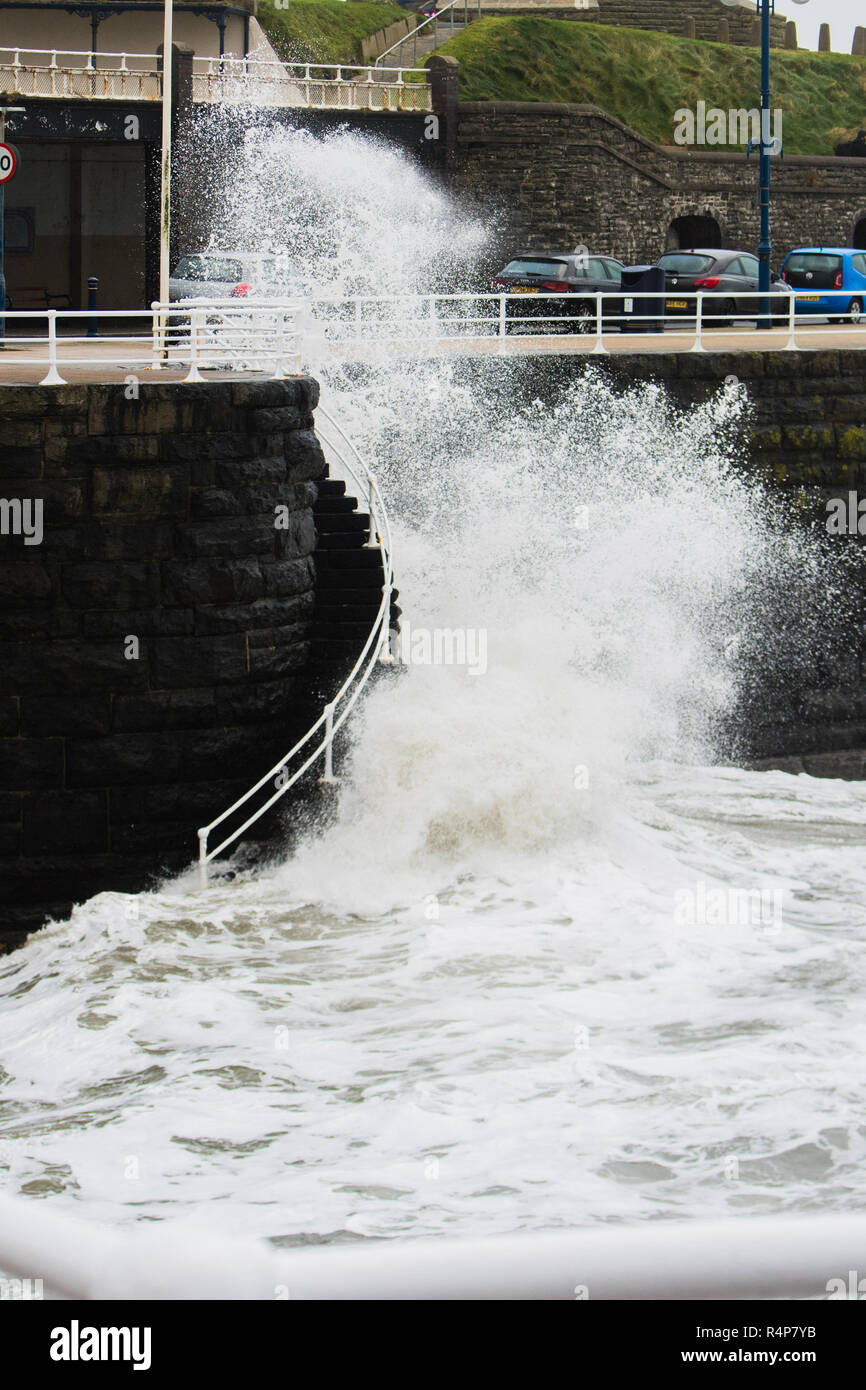 Aberystwyth Wales, Großbritannien, 28. Nov 2018. UK Wetter: Sturm Diana, mit der Stärkung der Winde, die bis 60 oder 70 mph, weiterhin riesige Wellen gegen das Meer Abwehr in Aberystwyth auf der Cardigan Bay Küste von West Wales zu werfen. Die UK Met Office hat eine gelbe Warnmeldung für Wind heute und morgen für den westlichen Teil der Britischen Inseln ausgestellt, mit der Gefahr von Sachschäden und Betriebsunterbrechungen zu reisen. Photo credit Keith Morris/Alamy leben Nachrichten Stockfoto