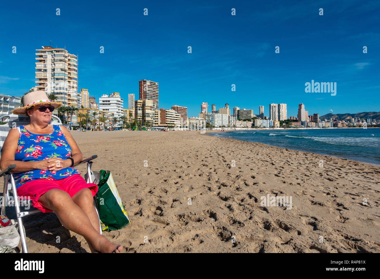 Benidorm, Costa Blanca, Spanien, 28. November 2018. Ein im mittleren Alter britischer Tourist geniesst die Sonne am Strand Poniente in Benidorm, wie Sie entweicht aus dem nassen Wetter in Großbritannien. Durchschnittliche Temperaturen über 17 Grad Celsius durch die Wintermonate machen die Costa Blanca zu einem idealen Ziel für kalte und nasse Briten. Credit: Mick Flynn/Alamy leben Nachrichten Stockfoto