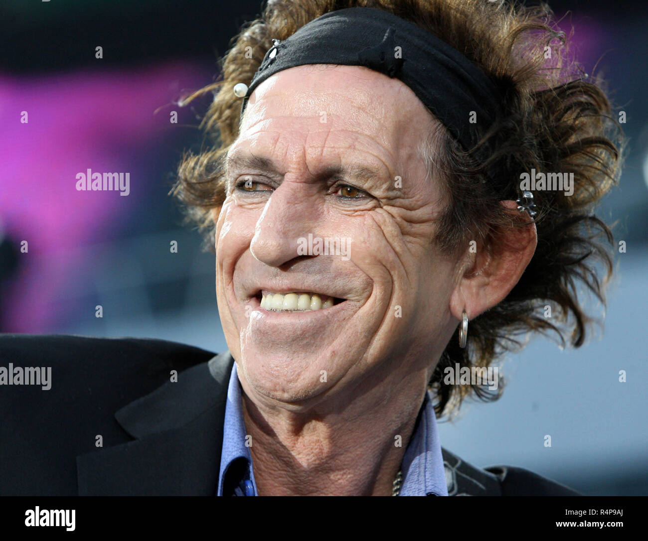 Hannover, Deutschland. 19. Juli 2006. Rolling Stones Gitarrist Keith Richards blickt in die Menge bei einem Konzert der 'A Bigger Bang'-Tour in Hannover, Deutschland, vom 19. Juli 2006. 'Most senior Rock Band der Welt" in Berlin, Köln und Stuttgart. Foto: Patrick Lux | Verwendung weltweit/dpa/Alamy leben Nachrichten Stockfoto