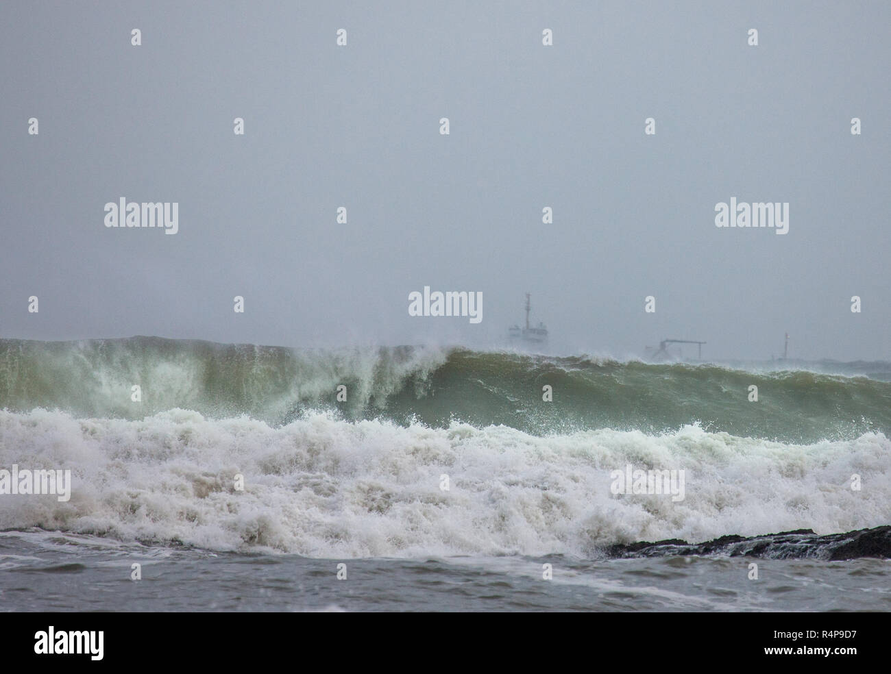 Myrtleville, Cork, Irland. 28. November 2018. Zement Carrier 'Cemgulf' liegt vor Anker in der rauen See bei Sturm Diana vor der Küste bei Myrtleville, Co Cork, Irland Quelle: David Creedon/Alamy leben Nachrichten Stockfoto