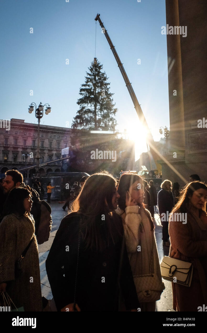 Foto LaPresse - Matteo Ecke 28/11/2018 Milano, Italia cronaca L'Albero Di Natale Arriva in Piazza Duomo ein Milanonella Foto: i lavori in Corso per piazzare l'Albero Di Natale in Piazza Duomo Stockfoto