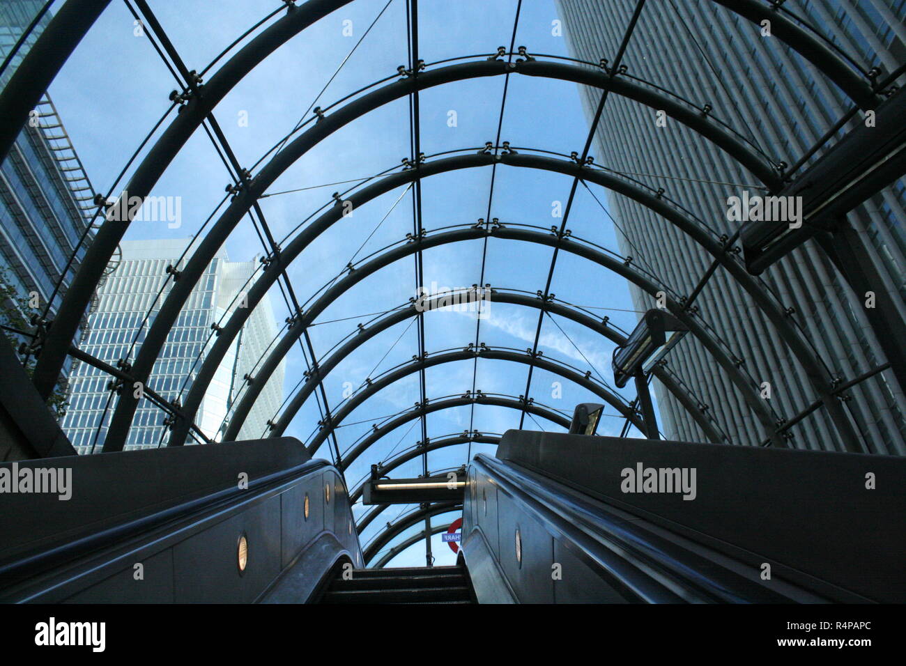Canary Wharf Rohr Eingang von Innen, großartige architektonische Besonderheit der gewölbte Glasdach. Credit: Katherine Da Silva Stockfoto