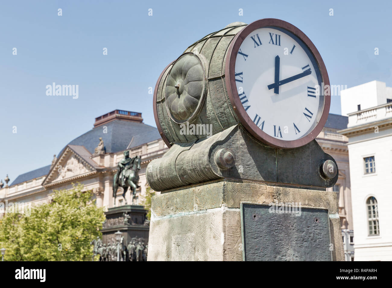 Antike Uhren outdoor vor Reiterstandbild Friedrichs des Großen Am östlichen  Ende der Straße Unter den Linden in Berlin, Deutschland. Auf der Seite  Stockfotografie - Alamy