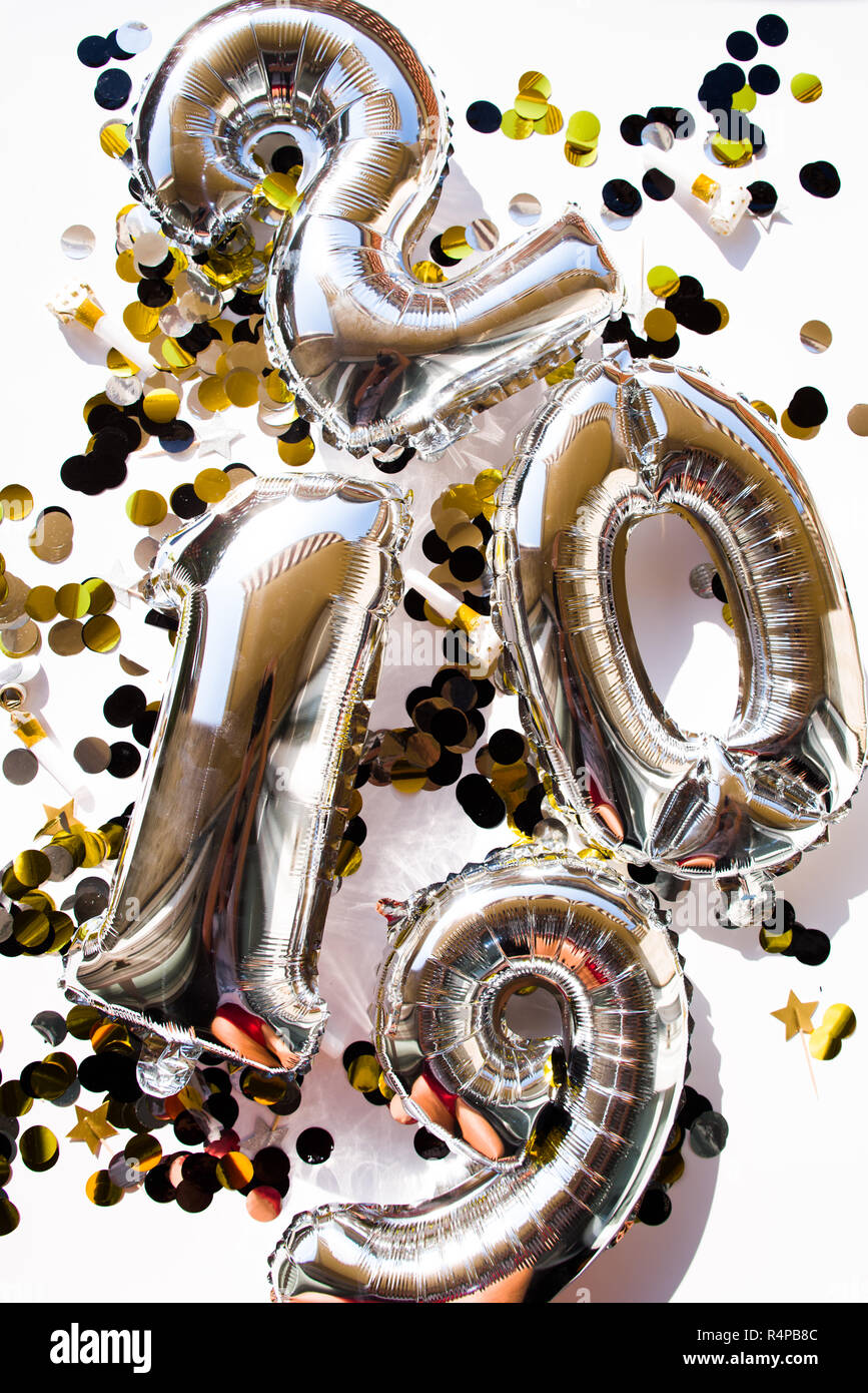 Konzeptionelle für neue Jahre Urlaub, große Ballons, die 2019 Wort sind ein flaches Brett legte mit goldenen und silbernen Konfetti, Pfeifen, Ansicht von oben, n Stockfoto