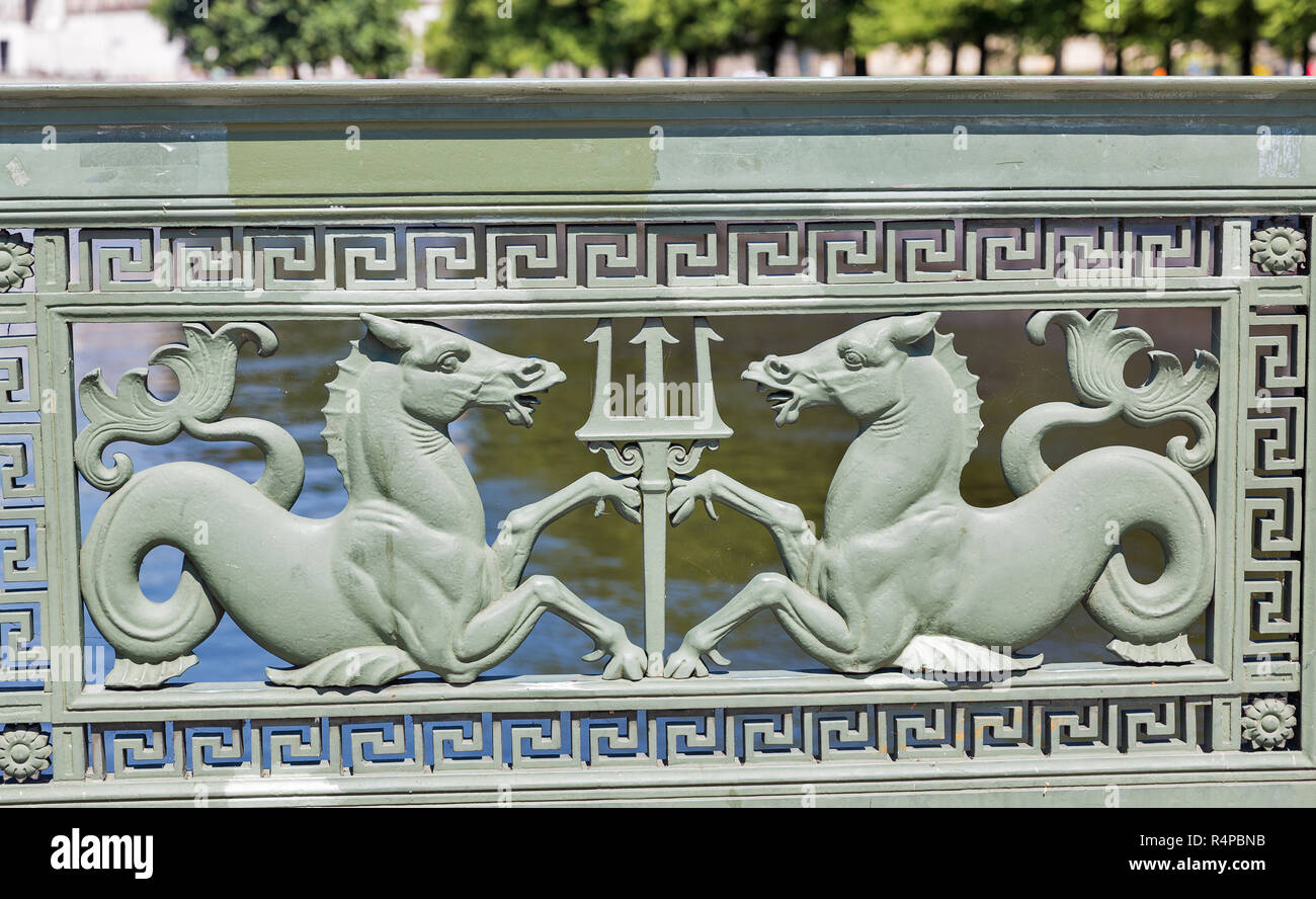 Gusseisen Gitterwerk mit mythischen Figuren des Palace Bridge closeup in Berlin, Deutschland. Stockfoto