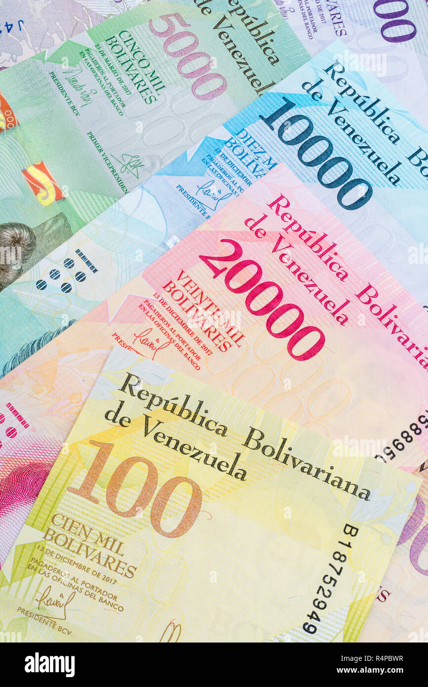 Venezuela Bolivar Banknoten - Metapher für Hyperinflation in der venezolanischen Wirtschaft, wo Banknoten nahezu wertlos sind. Siehe ADDIT. Hinweise Stockfoto
