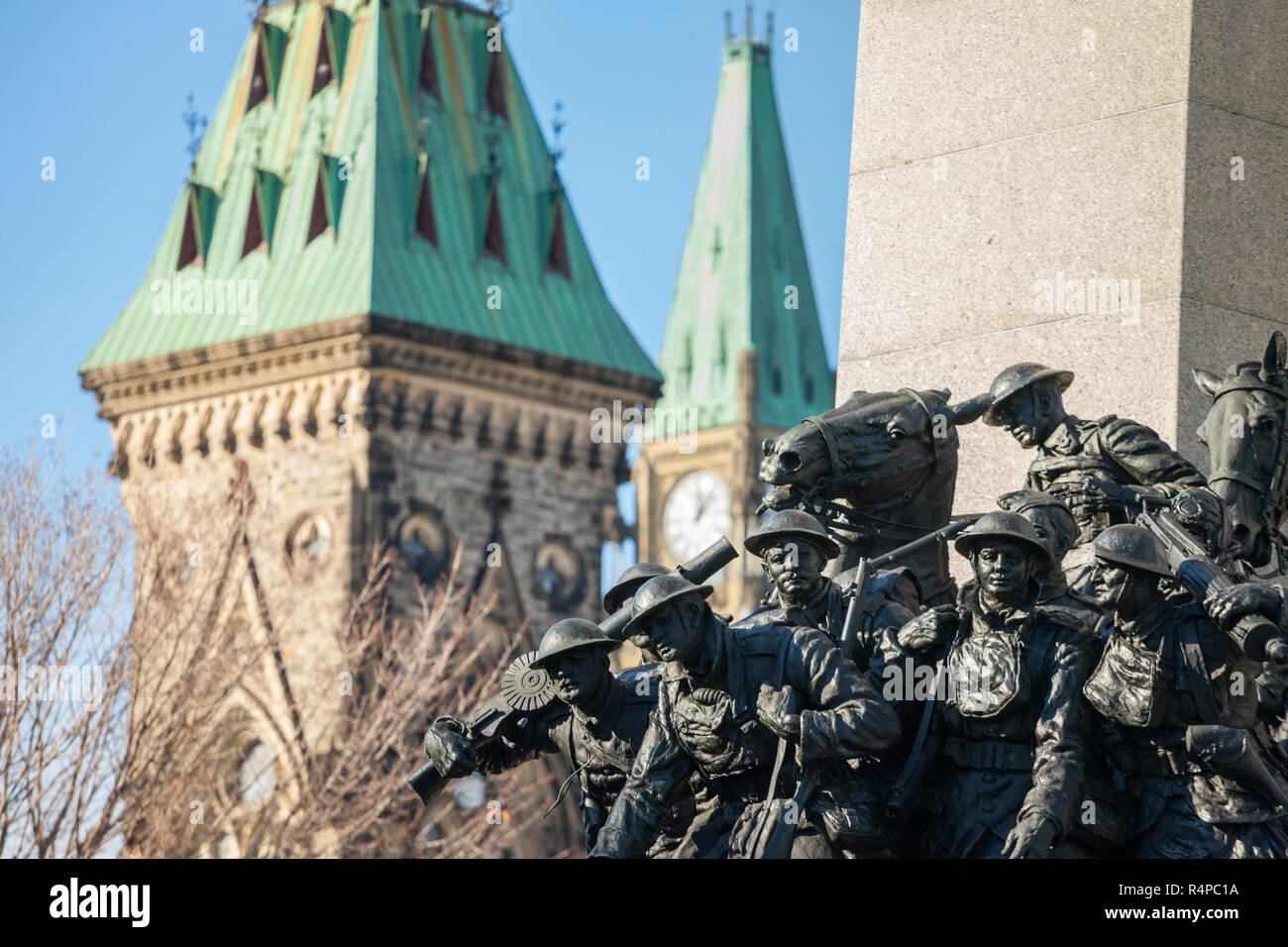 National War Memorial von Ottawa, Ontario, Kanada, mit Blick auf die kanadischen Parlament, mit seinen Statuen von Soldaten aus dem ersten Weltkrieg, eingeweiht Stockfoto