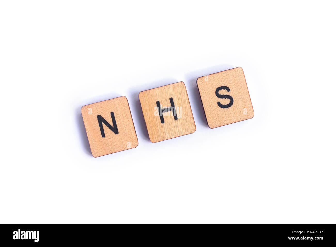 LONDON, Großbritannien - 7. Juli 2018: Die Abkürzung NHS - National Health Service - dinkel mit hölzernen schreiben Scrabble Fliesen, am 7. Juli 2018. Stockfoto