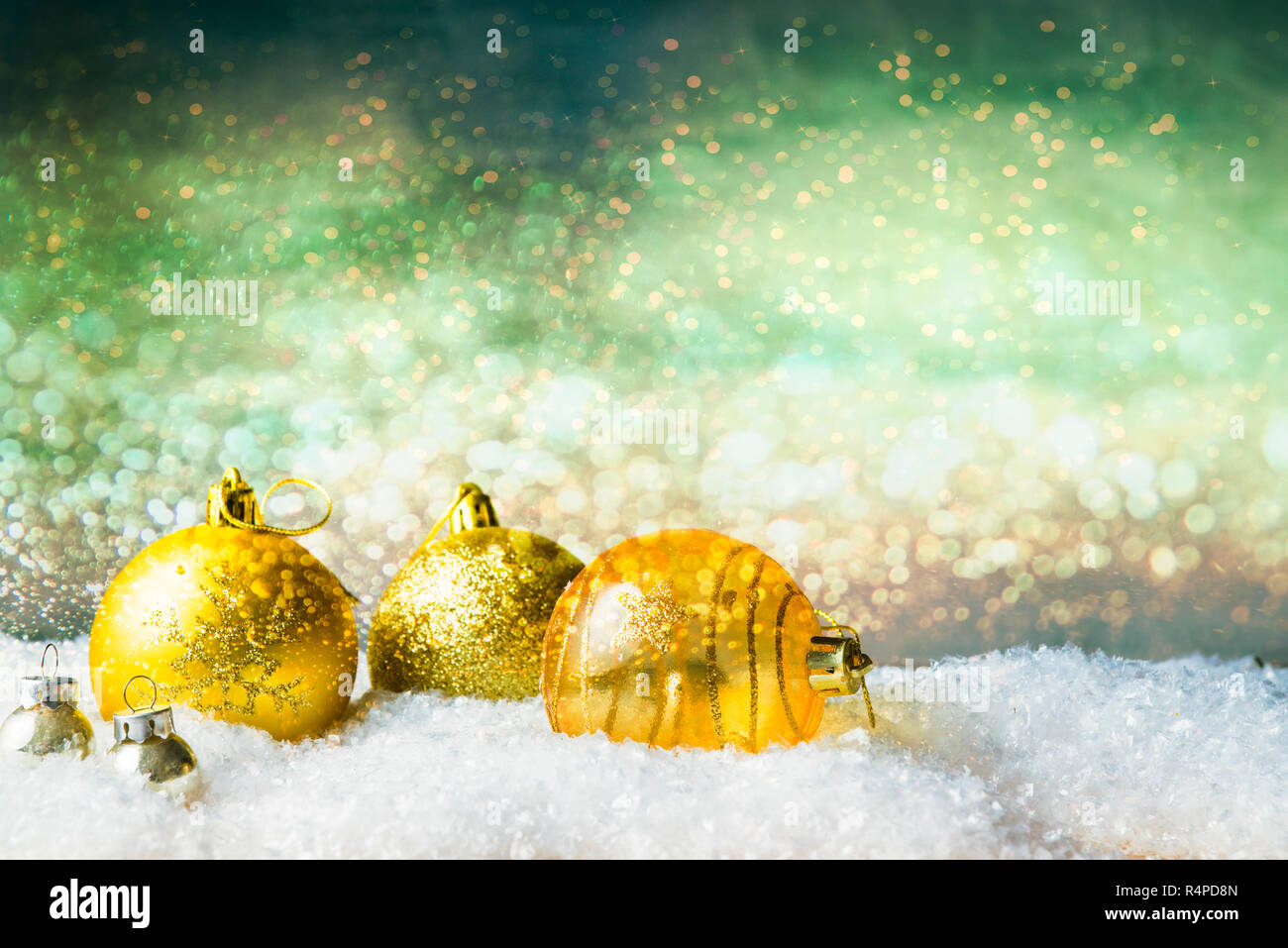 Golden christmas Ball auf Schnee, gegen einen schönen Urlaub Hintergrund inspiriert, kopieren Raum links und golden 2019 Text hinzugefügt. Stockfoto