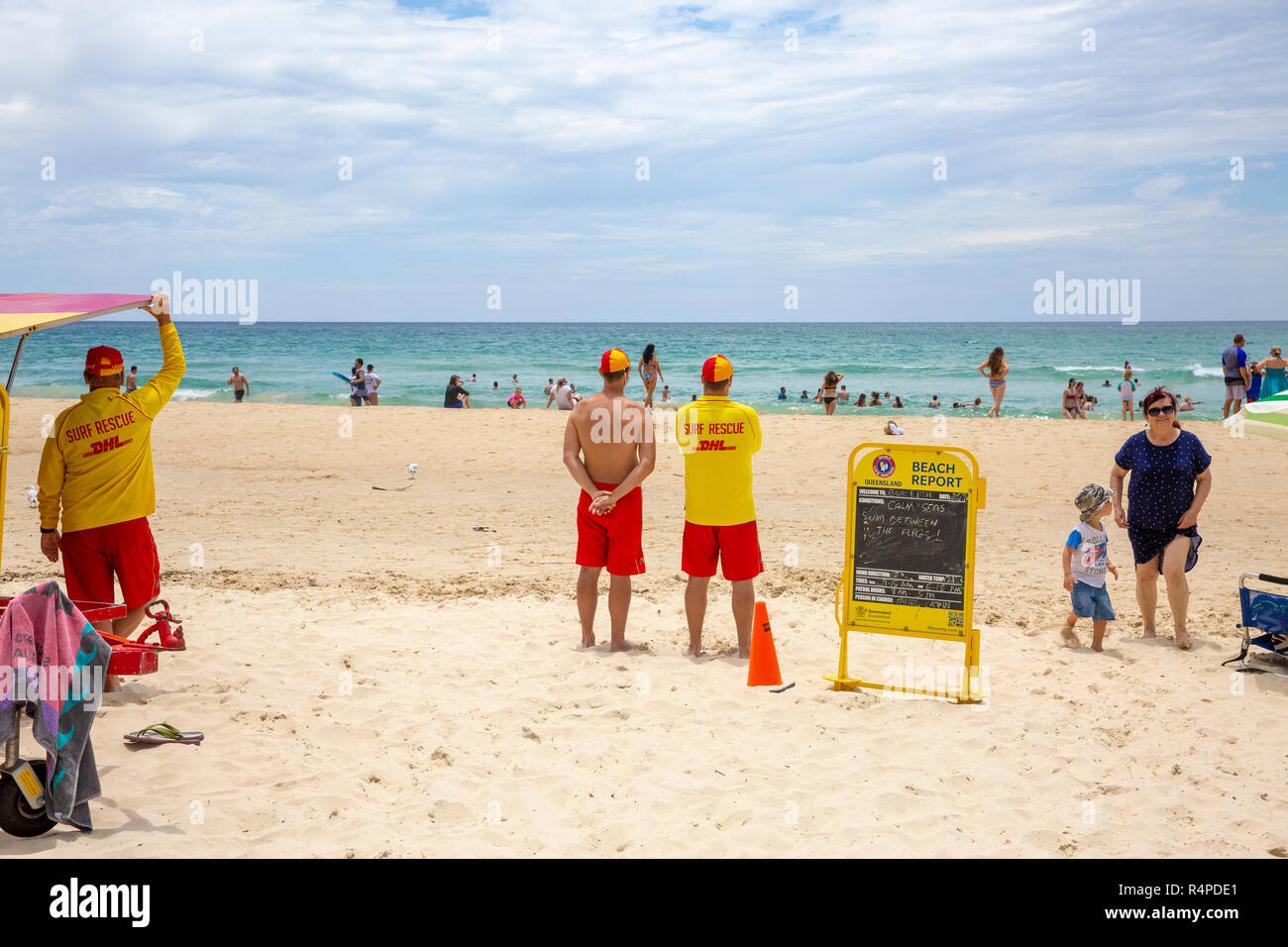Surf rescue Rettungsschwimmer auf Burleigh Heads Strand, diese Freiwillige helfen Menschen in Not im Ozean, Gold Coast, Queensland, Australien Stockfoto