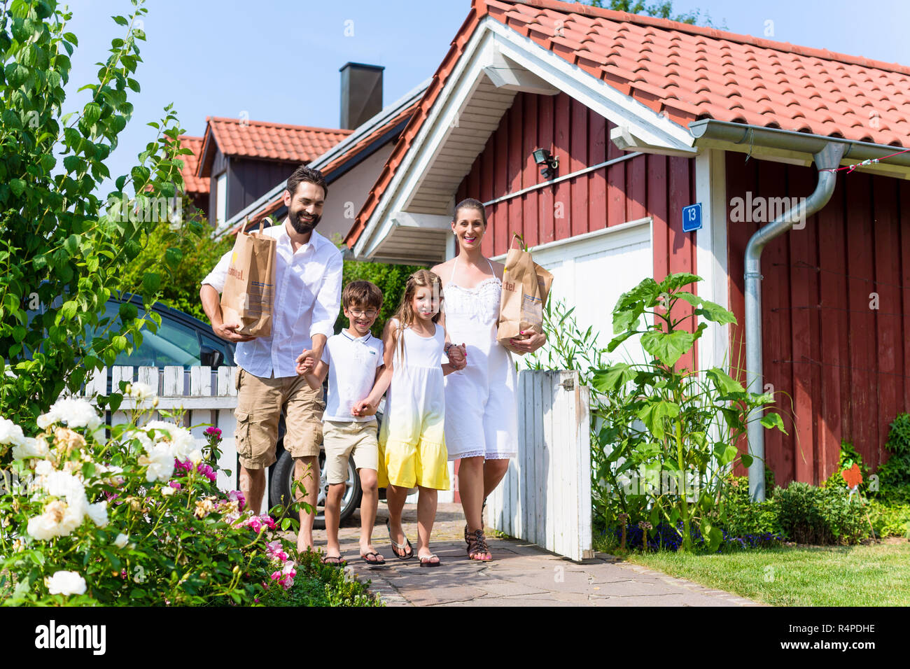 Familie Nach Hause Kommen Vom Einkaufen Lebensmittel Stockfoto