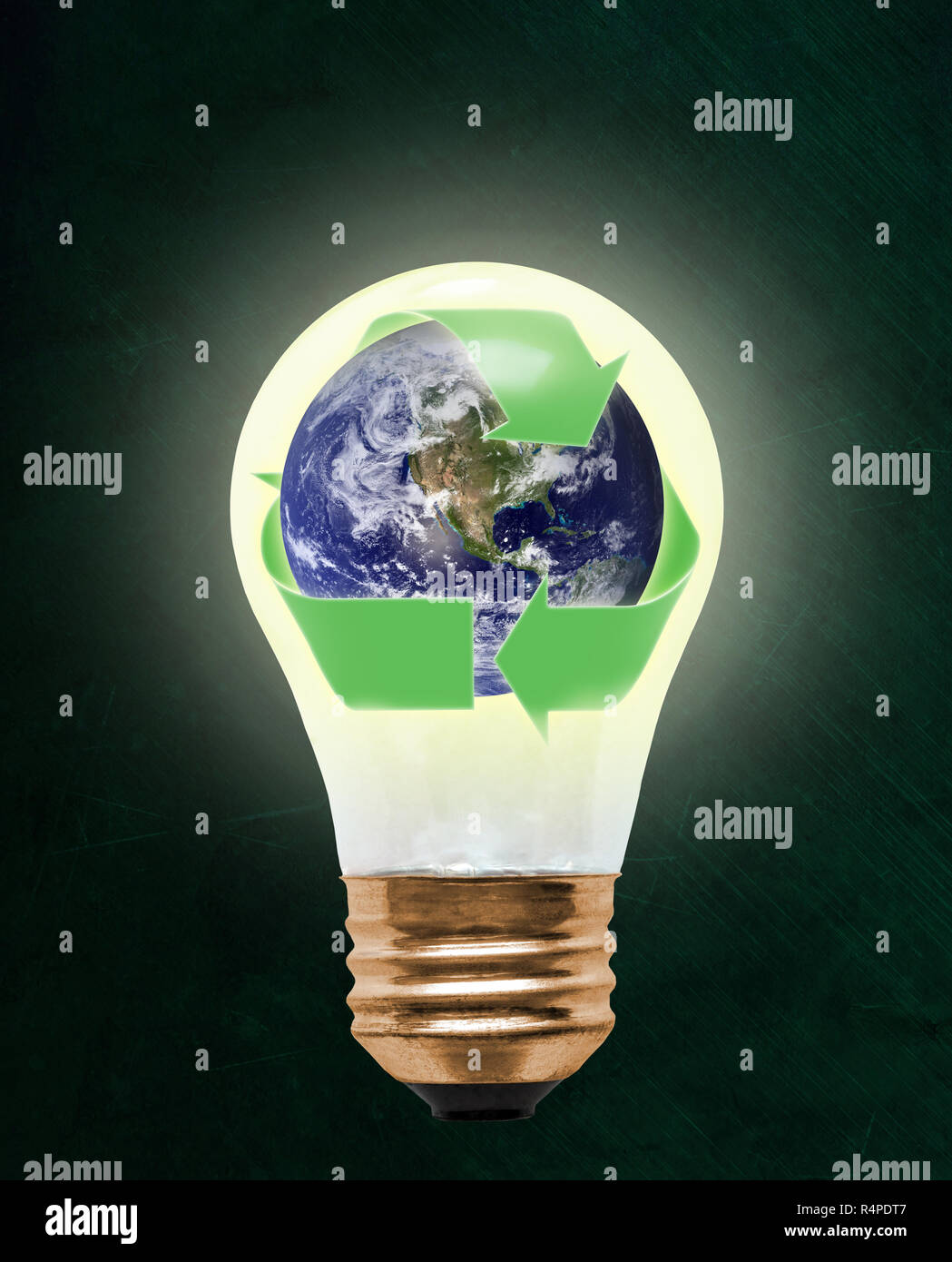 Planet Erde im Recycling Symbol innen floating Glühbirne mit Kopie Raum gewickelt. Konzept der Ökologie, Umweltschutz; grüne Alternative Stockfoto