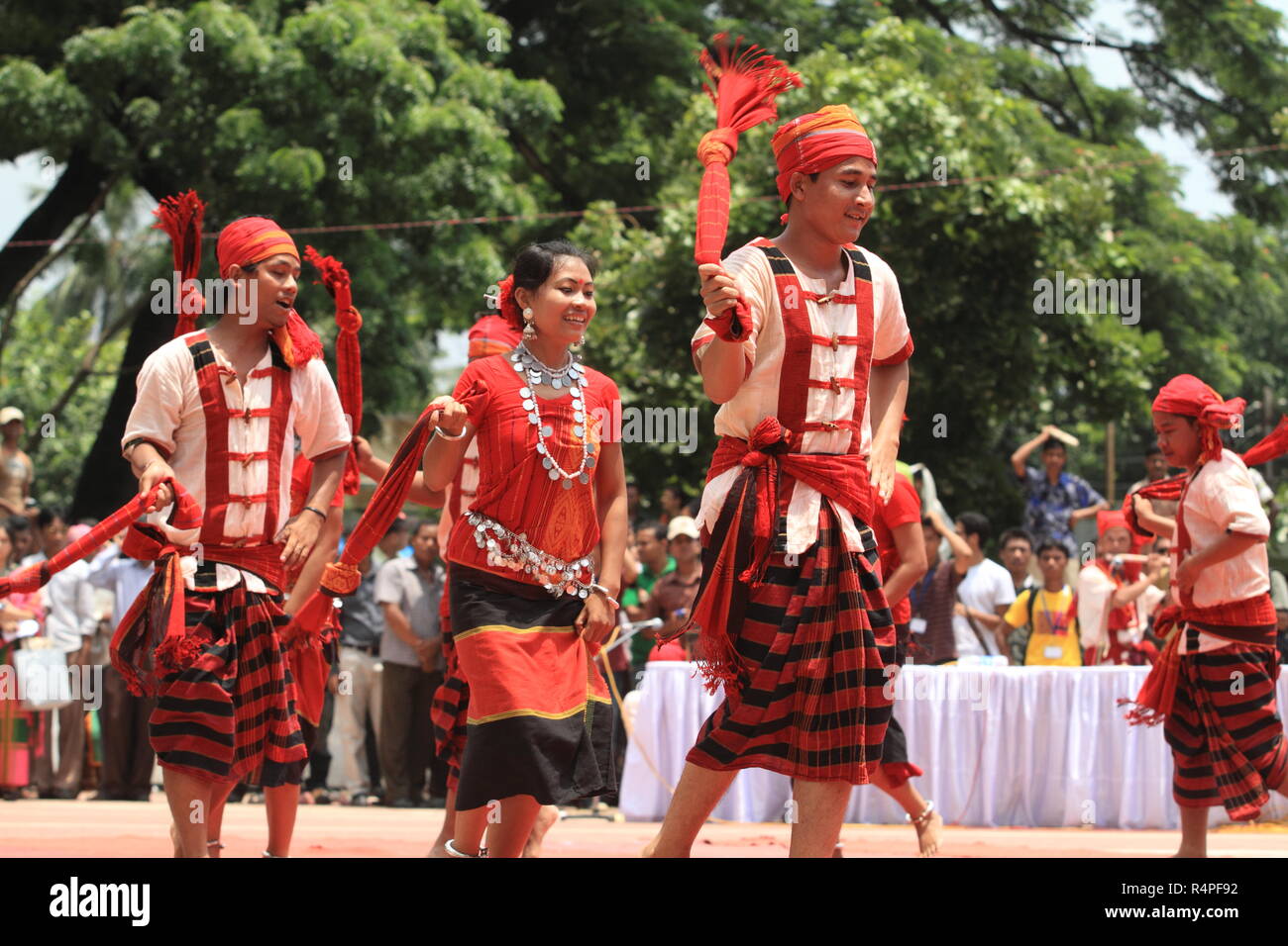 Tribal Darsteller tragen der Tracht und die Durchführung einer traditionellen Tanz an der Zentralen Shaheed Minar in Dhaka auf der Internationalen Da Kennzeichnung Stockfoto