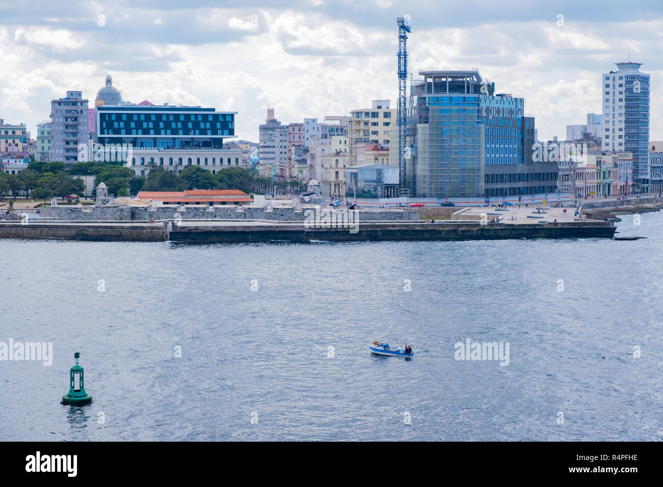Blick auf die Skyline von Havanna von Morro Castle, umfangreiche Wiederaufbau der Stadt. Stockfoto