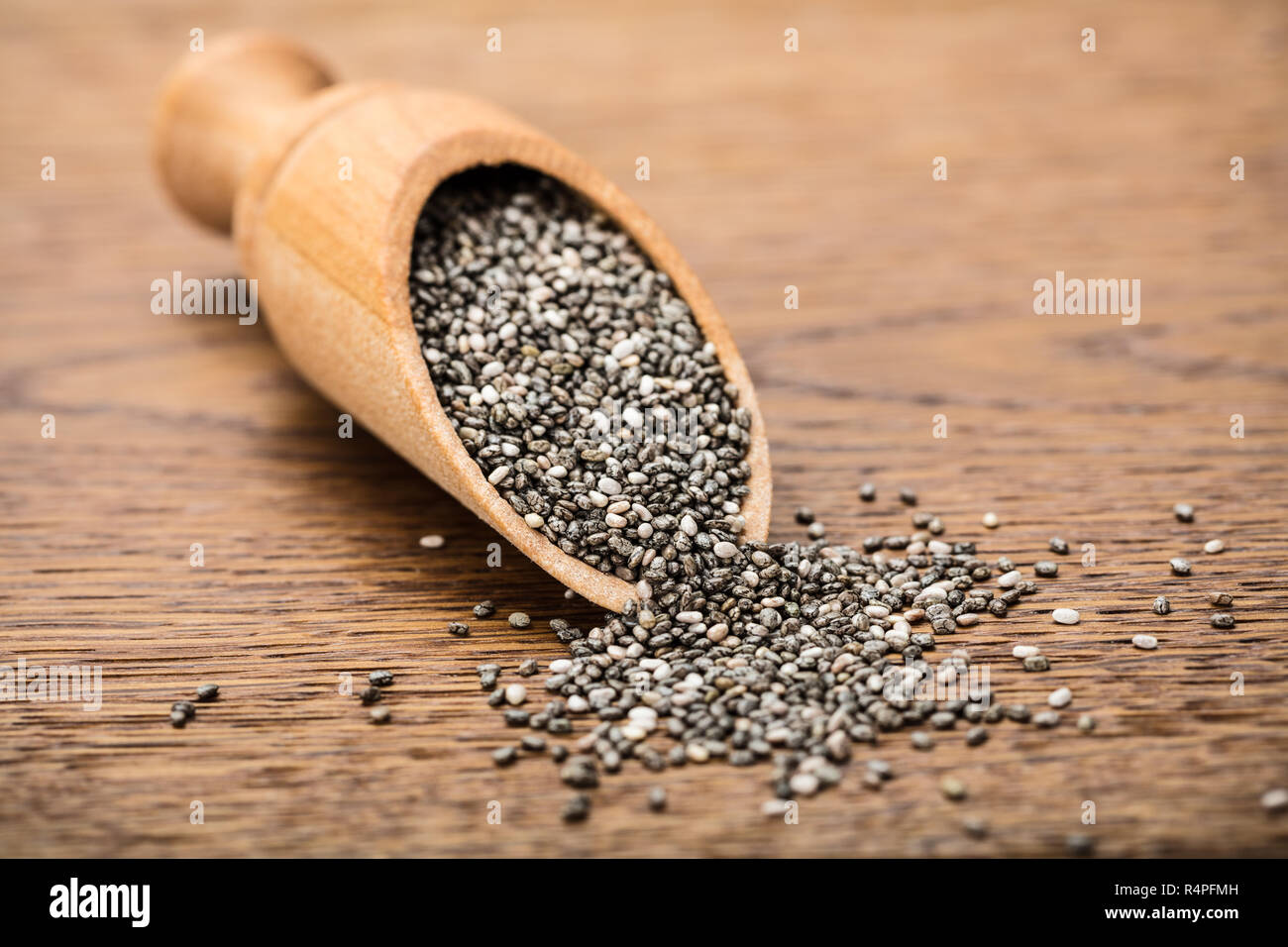 Raw Chia Samen auf hölzernen Lufthutze Stockfoto