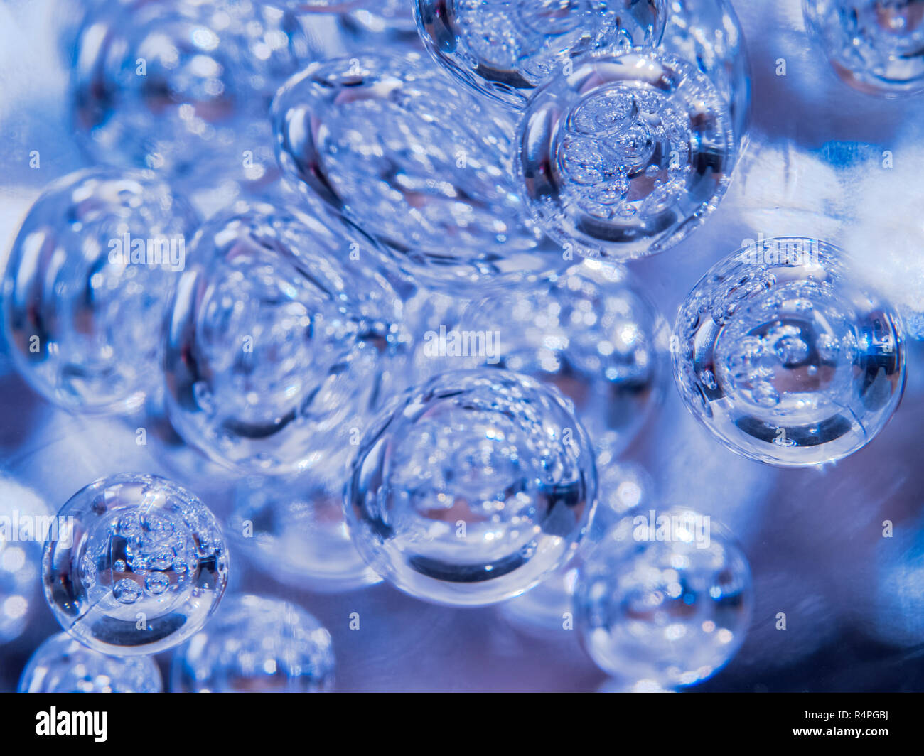 Beleuchteten blauen Blasen Floating in klare Flüssigkeit. Zusammenfassung Hintergrund Textur. Raum, Ökologie, Umwelt, sauberes Meer, Trinkwasser Konzept. Stockfoto