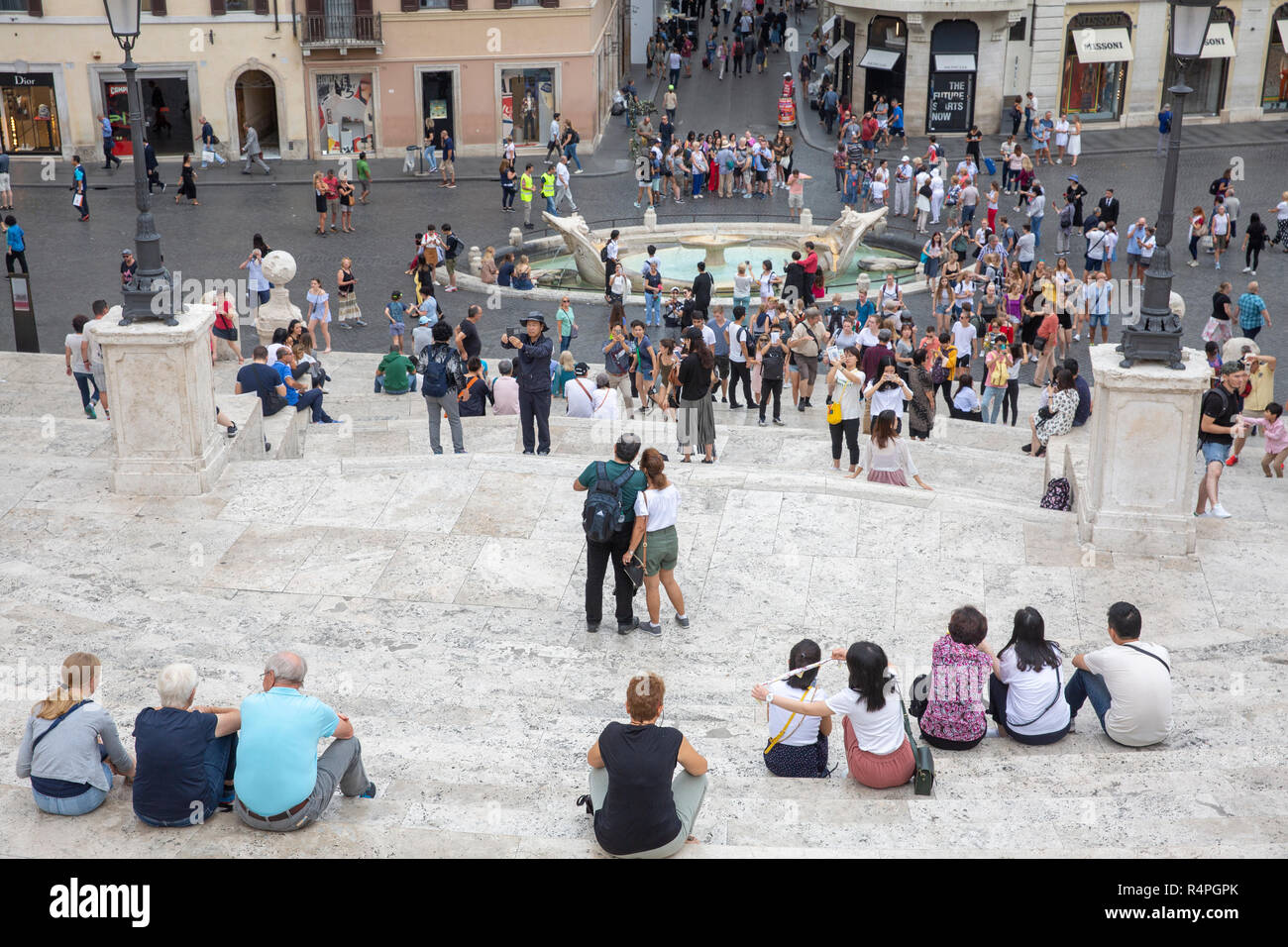 Die Spanische Treppe und die Piazza di Spagna einem bekannten Teil von Rom und sehr beliebt bei Touristen und Besucher, Rom, Italien Stockfoto