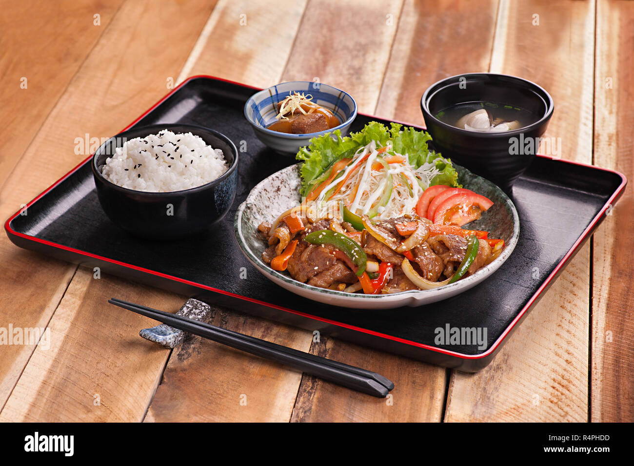 Japanische Essenstablett mit sautierten Rindfleisch mit Salat, Reis und  Suppe Stockfotografie - Alamy