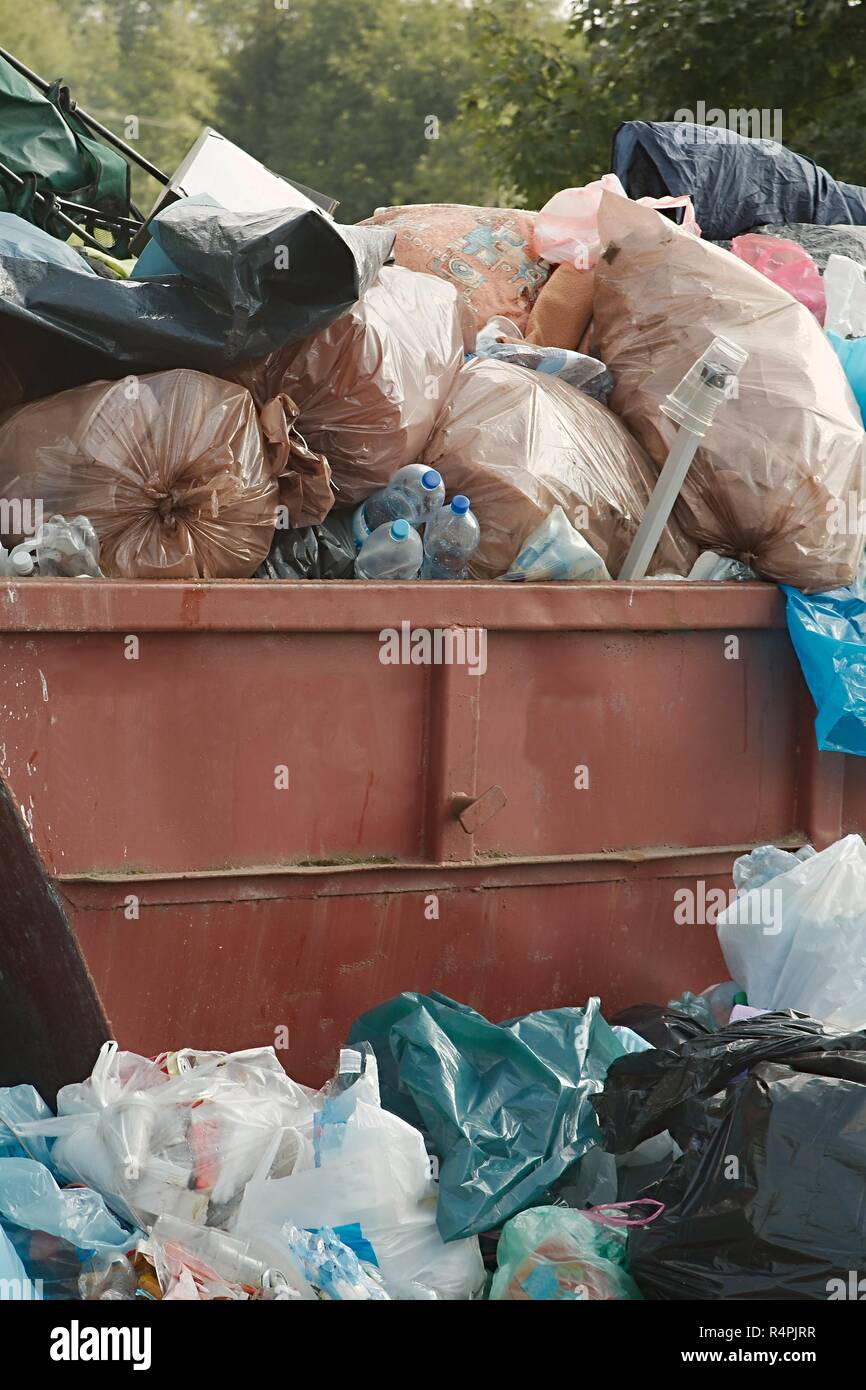 Mülltonnen voll, überfüllt Stockfoto