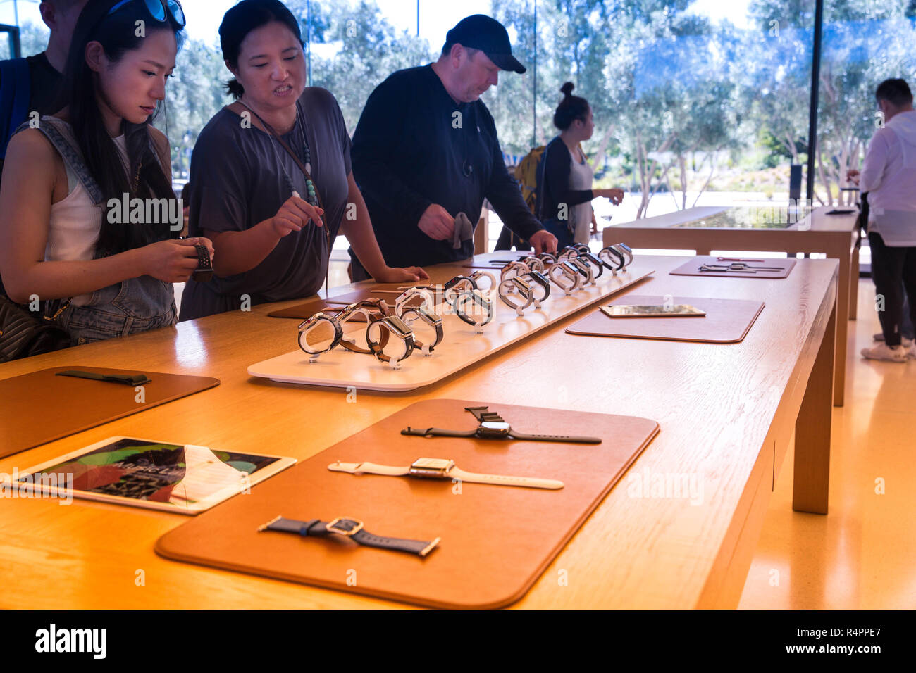 Apple Visitor Center, San Jose, California, United States (USA) - August 5, 2018: Gast Kunden daran interessiert sind, Produkte von Apple, Apple Watch Stockfoto
