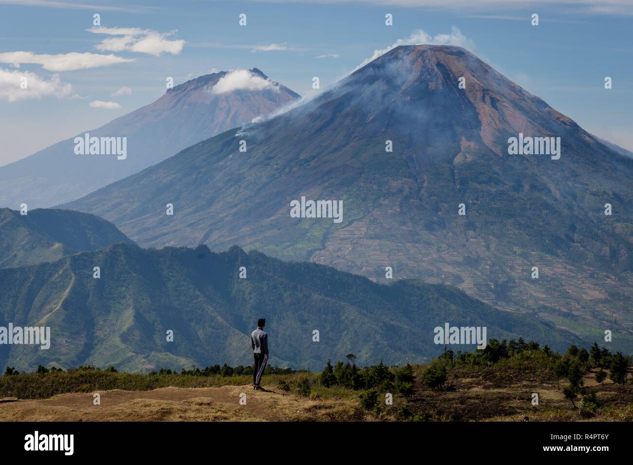 Ein Mann steht an der Schönheit der Berge suchen Sumbing und Sindoro Stockfoto