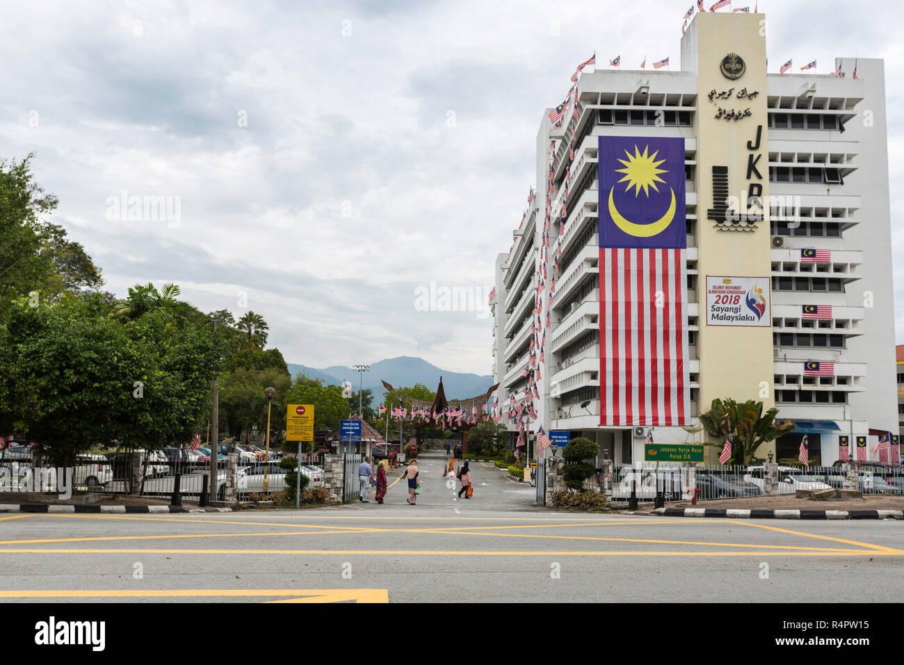 Malaysia Fahne ziert Regierung Gebäude, Ipoh, Malaysia. Öffentliche Arbeiten Abteilung von Perak Zustand. Stockfoto
