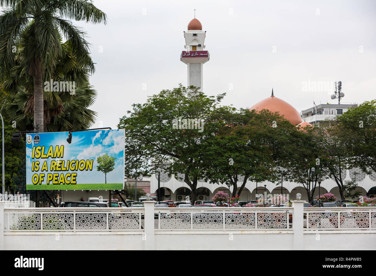 Der Islam eine Religion des Friedens, Masjid (Moschee) Sultan Idris Shah II, Masjid Negeri Perak im Hintergrund, Ipoh, Malaysia. Stockfoto