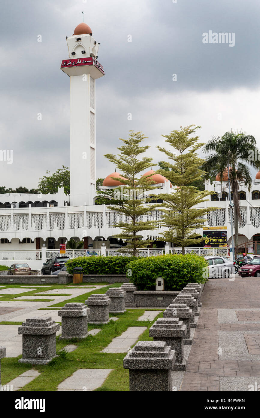 Ipoh, Malaysia. Minarett und Moschee (Moschee) Sultan Idris Shah II, Masjid Negeri Perak. Stockfoto