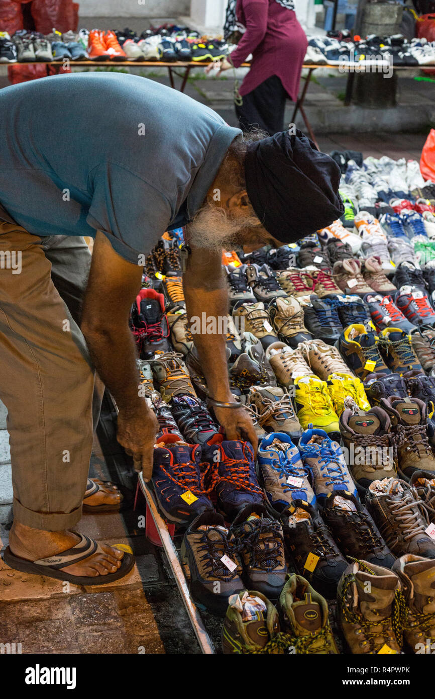 Schuhe für Verkauf an den nächtlichen Flohmarkt, Ipoh, Malaysia. Stockfoto