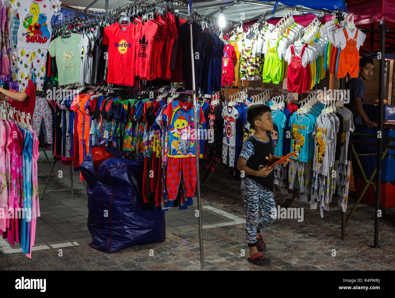 Kinderbekleidung für Verkauf an den nächtlichen Flohmarkt, Ipoh, Malaysia. Stockfoto