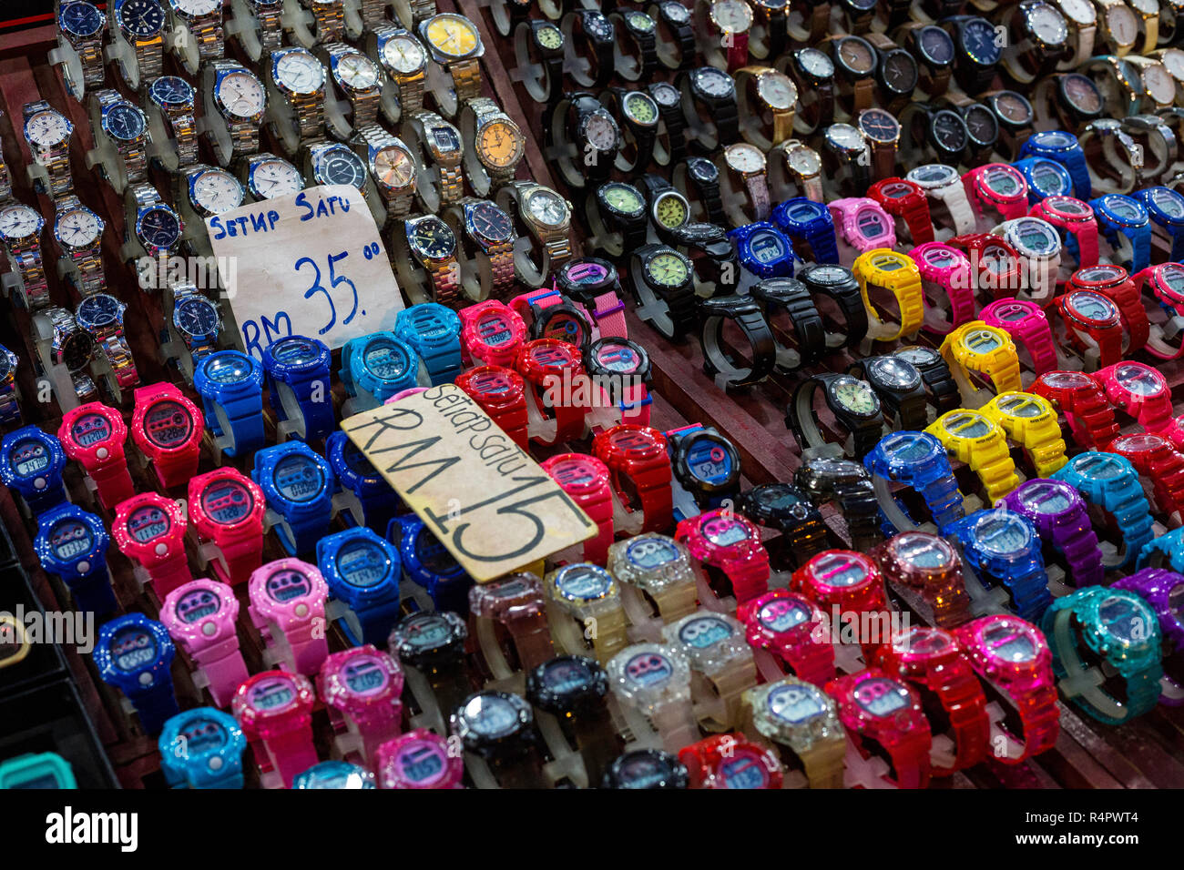 Uhren zum Verkauf an nächtlichen Flohmarkt, Ipoh, Malaysia. Stockfoto
