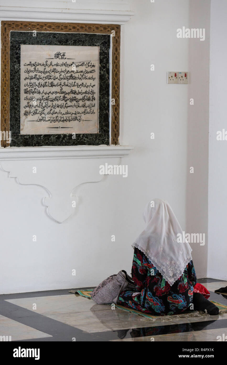 Muslimische Frau Lesung in der Ubudiah Moschee, Kuala Kangsar, Malaysia. Stockfoto