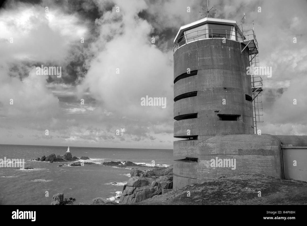 Grossbritannien, Kanalinseln, Jersey, La Corbière. Deutsche Zweite Weltkrieg Coastal Tower, gebaut als Teil des Atlantikwalls. Stockfoto