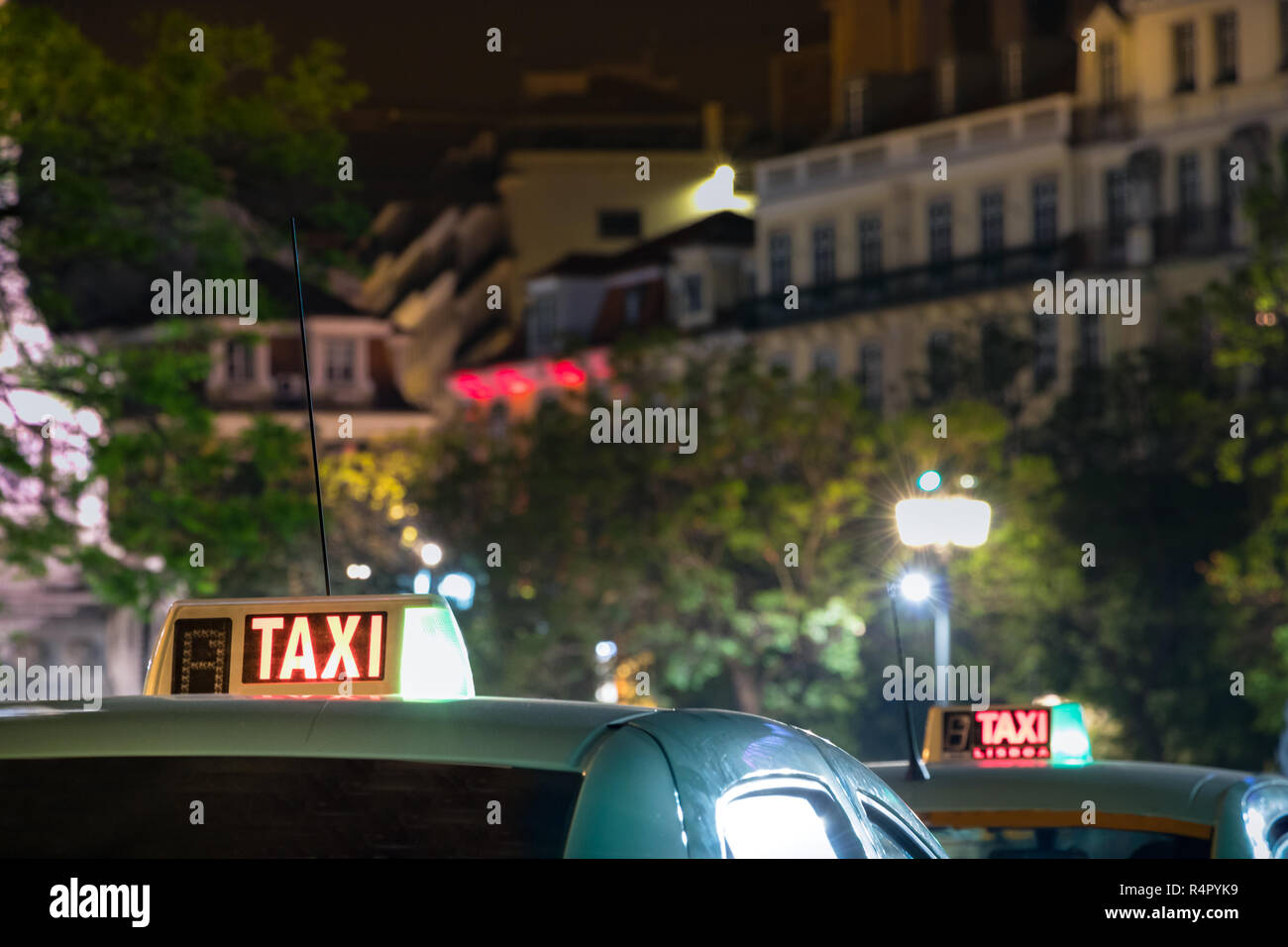 Taxi Schild auf dem Dach eines Autos in der Nacht in Lissabon. Stockfoto