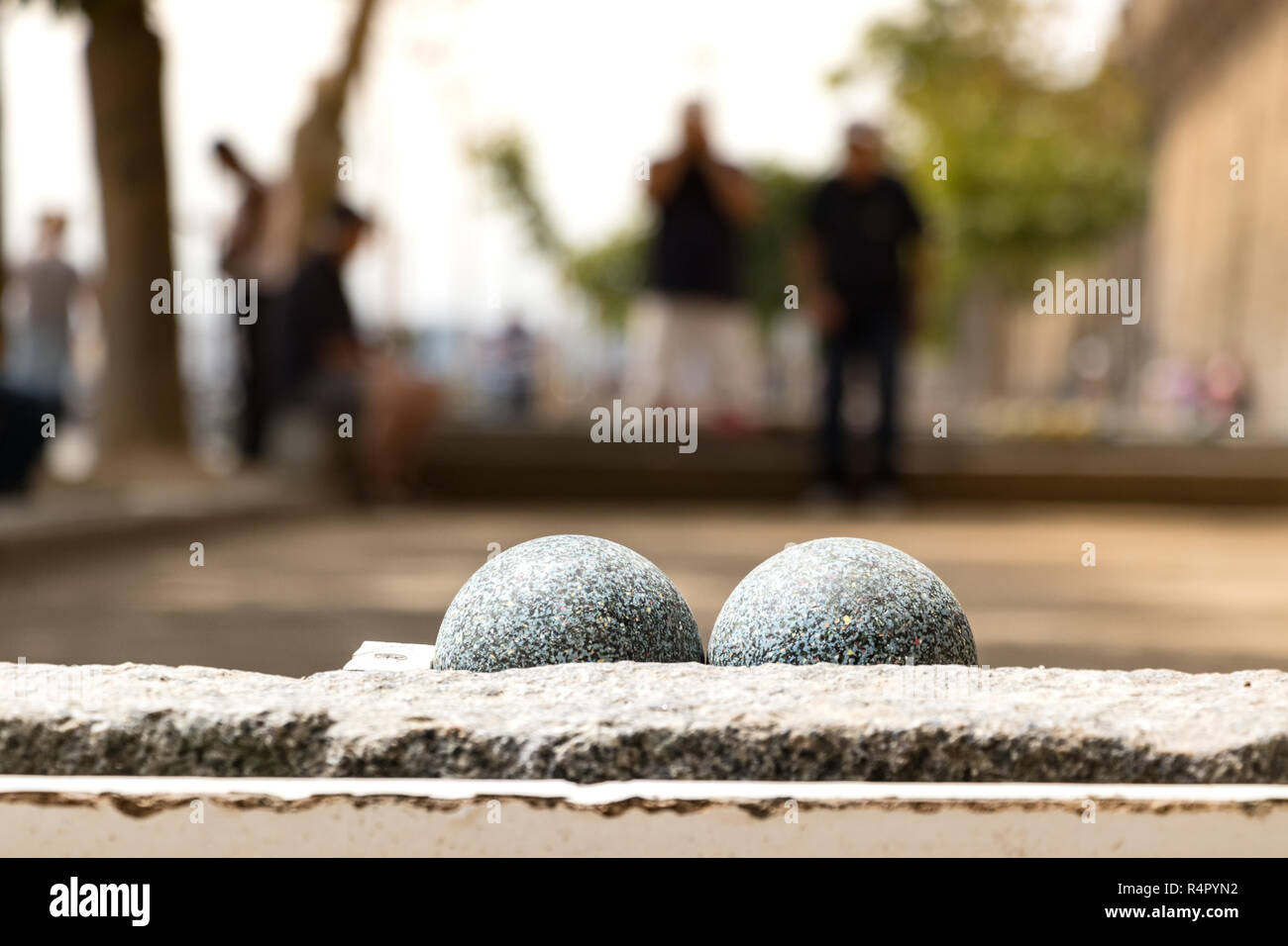 Nahaufnahme von Boccia Kugeln im Freien mit verschwommenen Spieler in Saint-Malo, Frankreich. Stockfoto